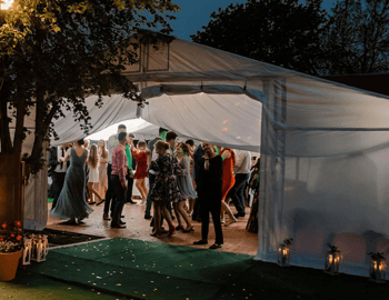 Czy warto zorganizować przyjęcie pod namiotem?
