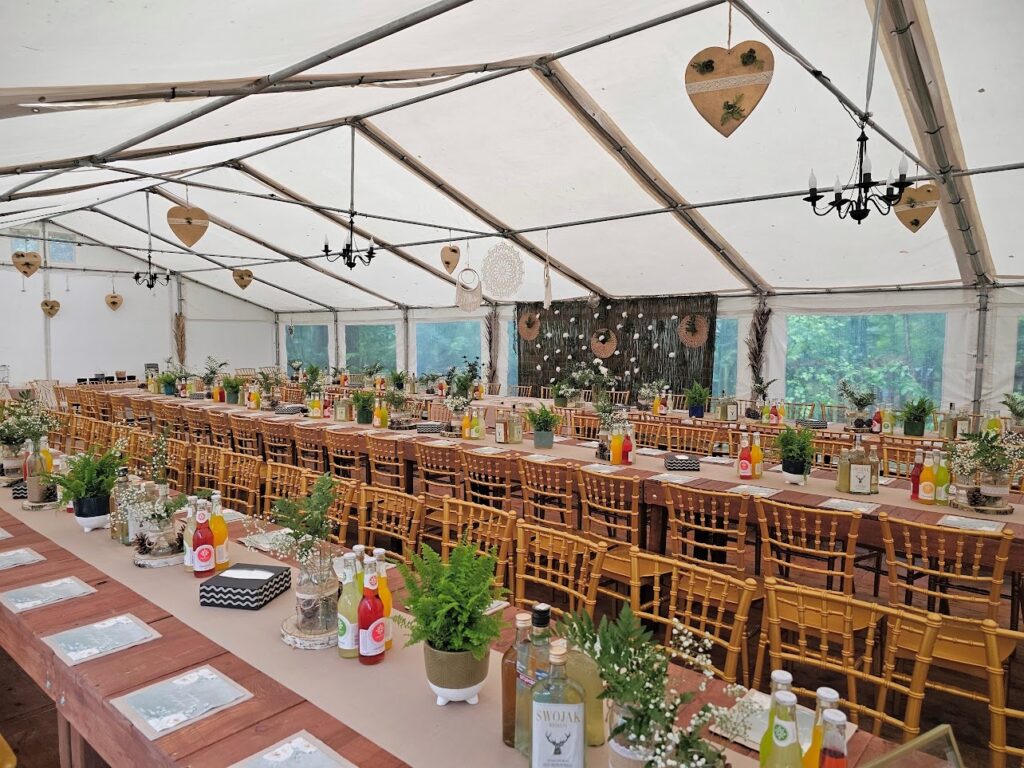 Namiot bankietowy z kompleksowym wyposażeniem z krzesłami chiavari w kolorze złotym